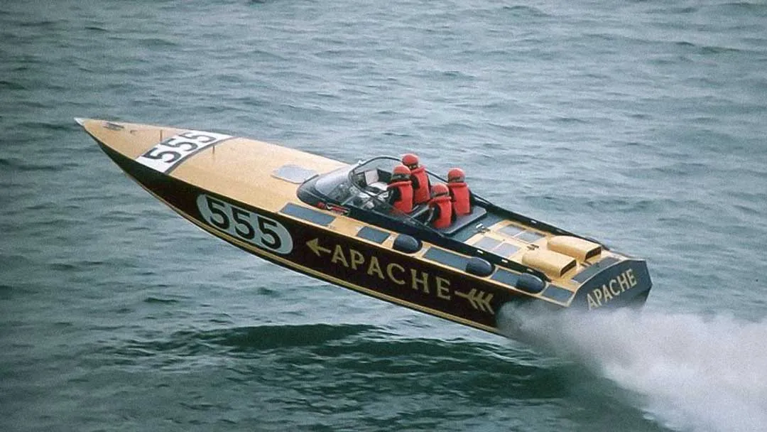 Dall’Inghilterra con il N°555 l‘Apache di Nick Wilkinson e Matthew Wilson.