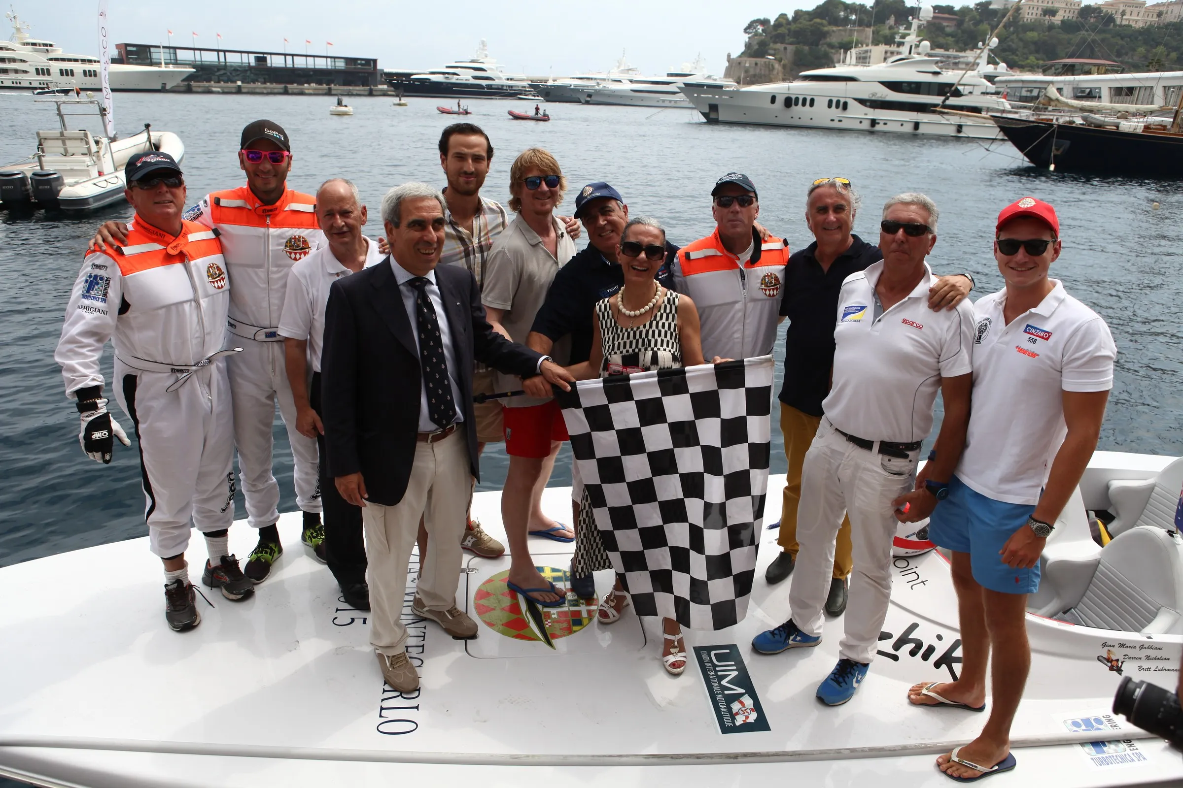 Equipaggi con la bandiera a scacchi all’arrivo di Monte Carlo, 2015