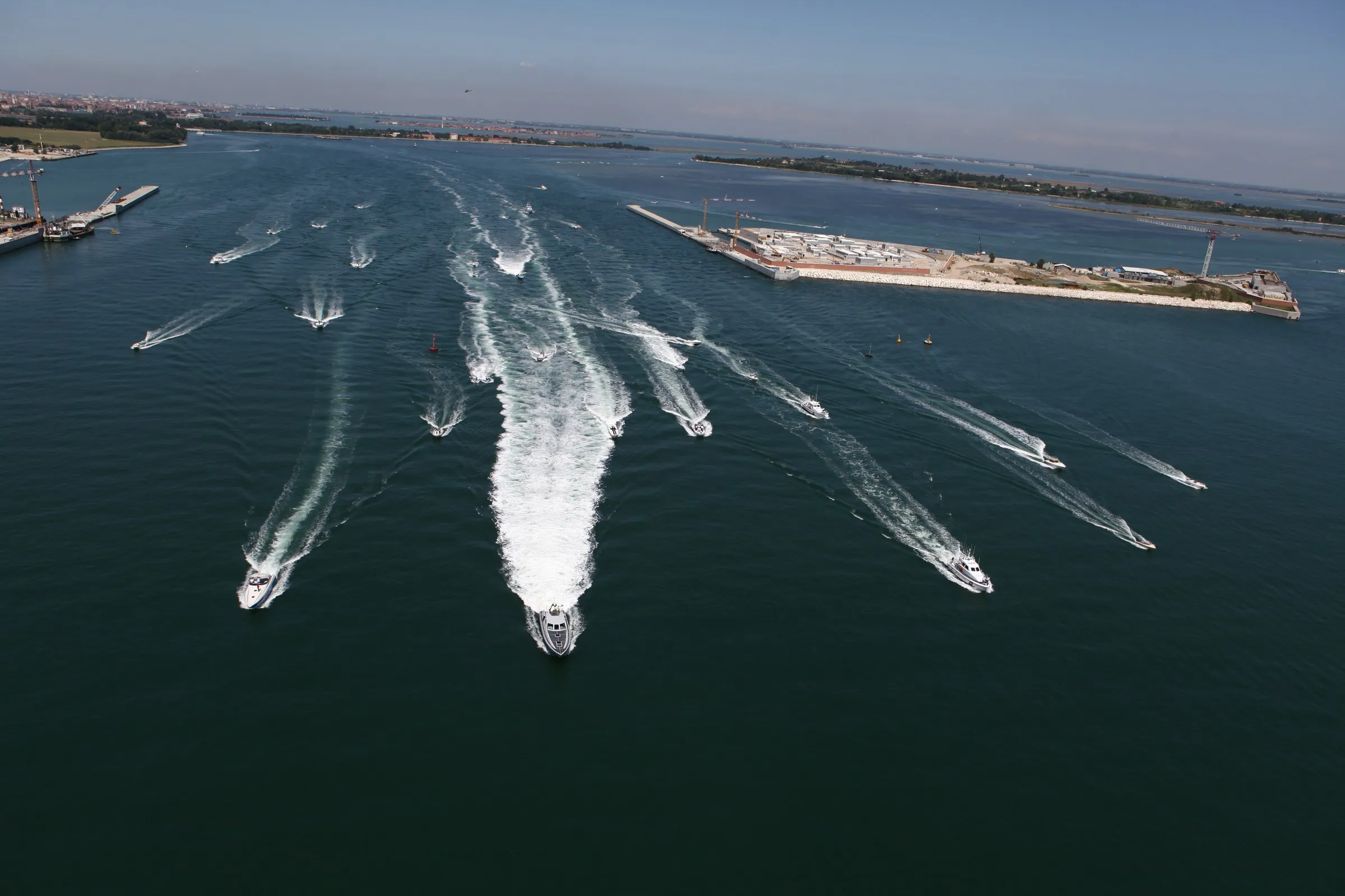La flotta esce dalla laguna alla partenza di Venezia
