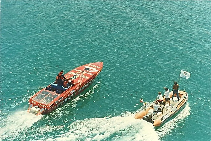La flotta vista dall’alto, con il gommone di assistenza